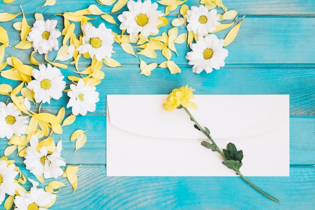 Bezpłatne zdjęcie koperta z żółtymi i białymi kwiatami