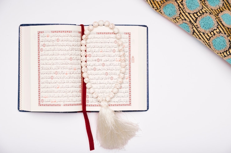 Bezpłatny plik Zdjęcie koran widok z góry otwarty na stole