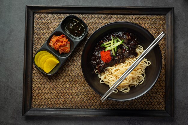 Koreańskie jedzenie; Jajangmyeon lub makaron z sosem ze sfermentowanej czarnej fasoli