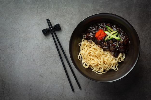 Bezpłatne zdjęcie koreańskie jedzenie; jajangmyeon lub makaron z sosem ze sfermentowanej czarnej fasoli