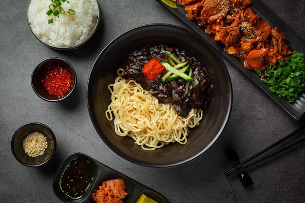 Koreańskie jedzenie; Jajangmyeon lub makaron z sosem ze sfermentowanej czarnej fasoli