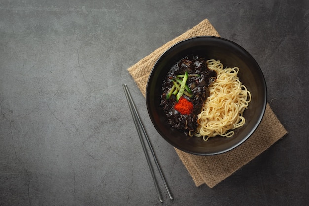 Koreańskie jedzenie; Jajangmyeon lub makaron z sosem ze sfermentowanej czarnej fasoli