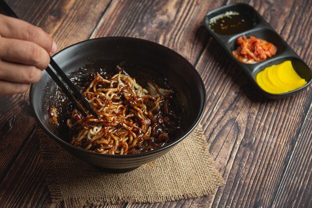 Koreańskie jedzenie; Jajangmyeon lub makaron z sosem ze sfermentowanej czarnej fasoli