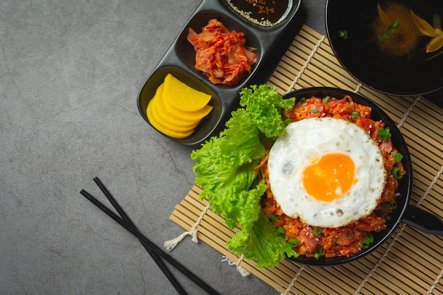 Bezpłatne zdjęcie koreańskie jedzenie. smażony ryż z kimchi podawaj z jajkiem sadzonym