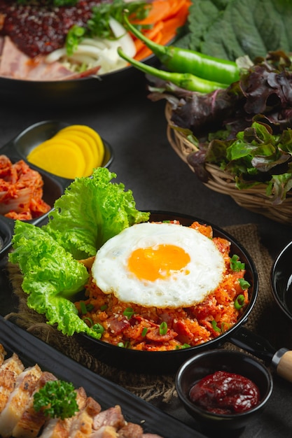 Koreańskie jedzenie. smażony ryż z kimchi podawaj z jajkiem sadzonym