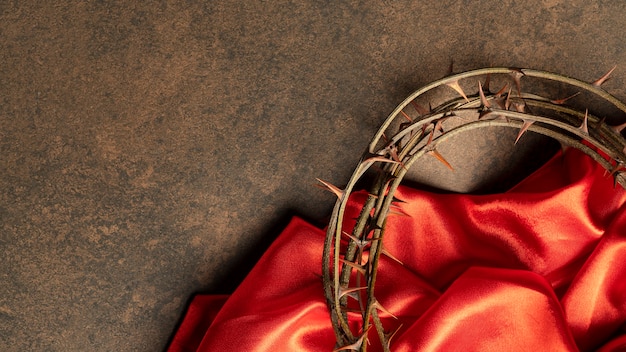 Bezpłatne zdjęcie korona cierniowa na widoku z góry z czerwonego materiału