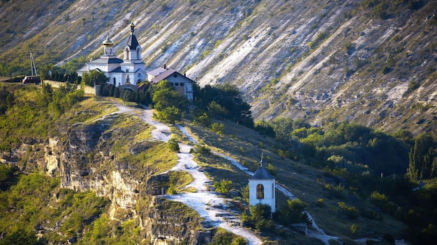 Bezpłatne zdjęcie kościół narodzenia najświętszej maryi panny położony na wzgórzu w trebujeni w mołdawii