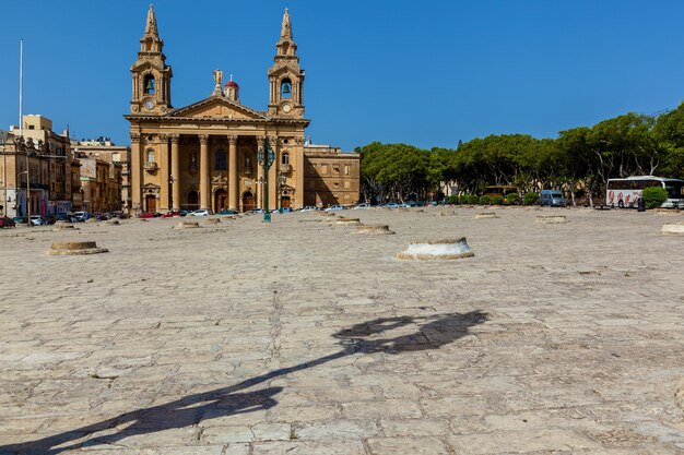 Kościół parafialny rzymskokatolicki znajduje się na dużym placu z różowym oleandrem we florianie na malcie