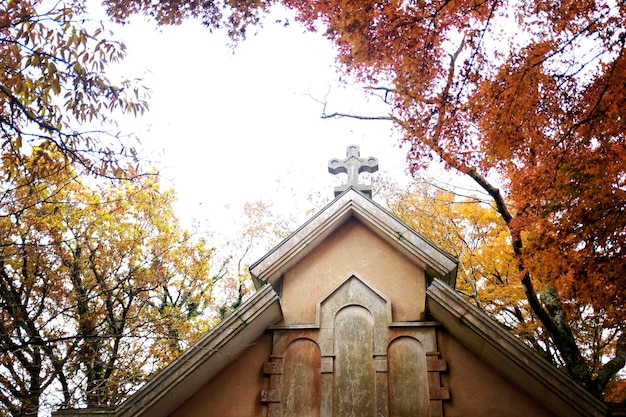 Bezpłatne zdjęcie kościół religijny cmentarz wierzący