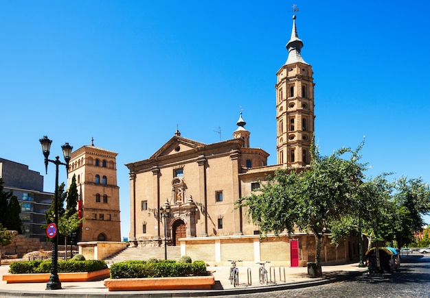 Bezpłatne zdjęcie kościół san juan de los panetes i wieża zuda