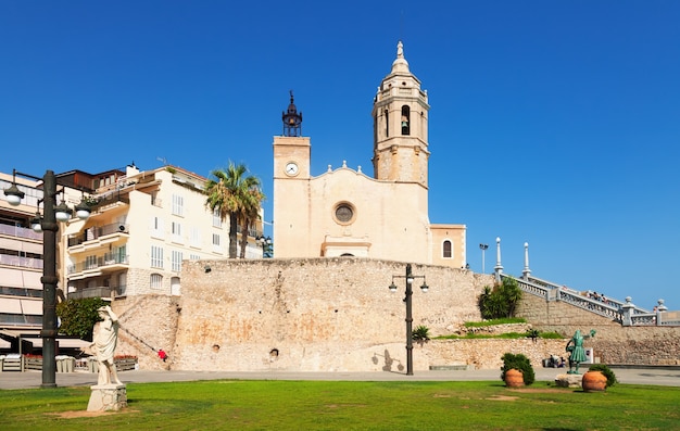 Bezpłatne zdjęcie kościół sant bartomeu i santa tecla w sitges