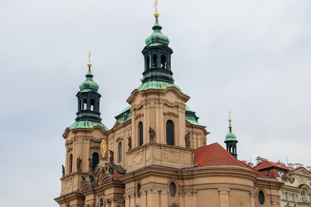 Bezpłatne zdjęcie kościół św mikołaja na rynku starego miasta w pradze