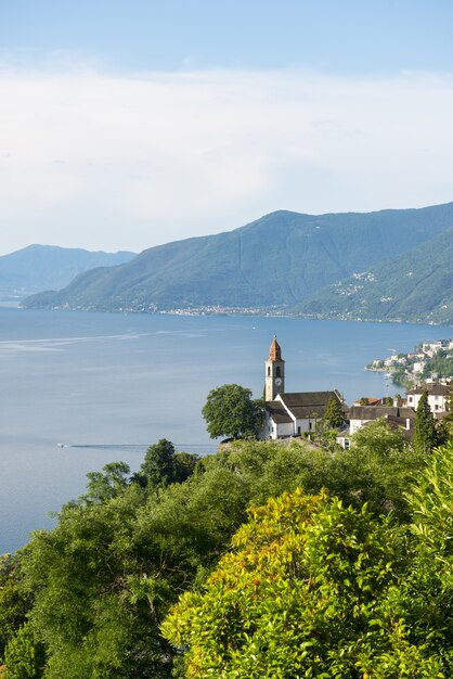 Kościół w Ronco sopra Ascona nad alpejskim jeziorem Maggiore z górą