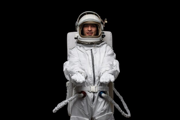 Kosmonauta dnia astronauty w białym skafandrze kosmicznym z otwartymi rękami witającymi otwarty szklany hełm