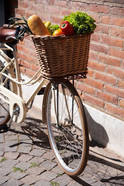 Bezpłatne zdjęcie kosz rowerowy z widokiem z boku na świeże artykuły spożywcze