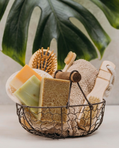 Kosz wypełniony produktami spa
