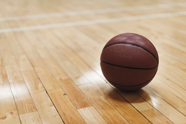 Bezpłatne zdjęcie koszykówka na drewnianej podłodze sądu