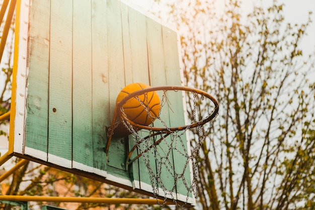 Bezpłatne zdjęcie koszykówka obręcz na drewnianej desce