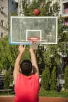 Bezpłatne zdjęcie koszykówka rzucanie w kierunku backboard