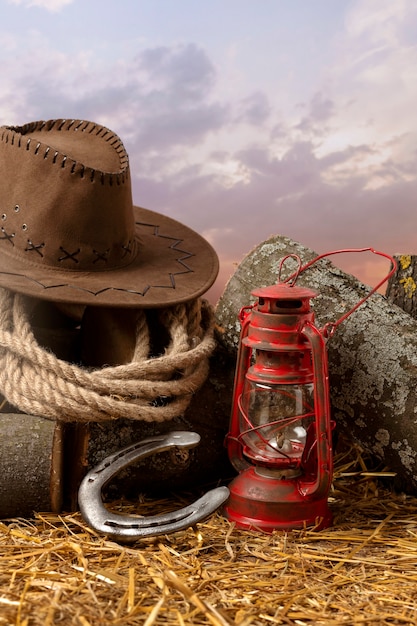 Bezpłatne zdjęcie kowbojska inspiracja z kapeluszem i lampą