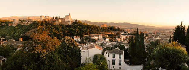 Krajobraz Alhambra i Granada o zachodzie słońca