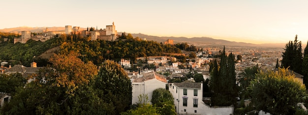 Krajobraz Alhambra i Granada o zachodzie słońca