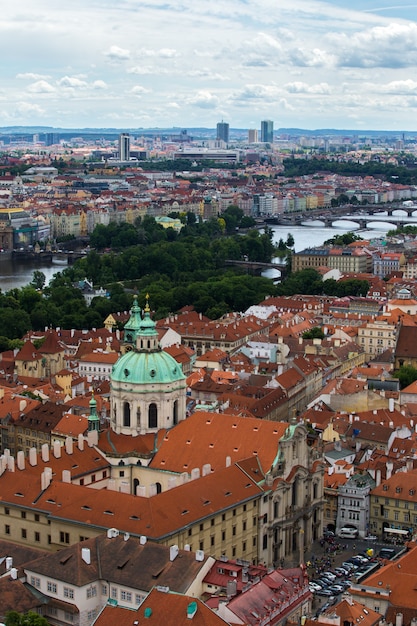 Krajobraz dachów w Pradze