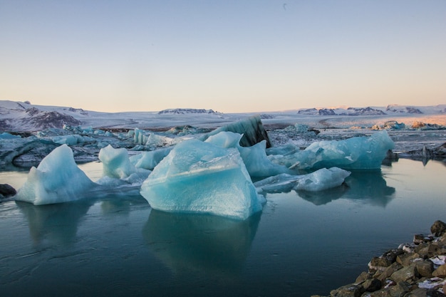 Krajobraz gór lodowych ze skałami w lagunie lodowcowej Jökulsarlon w Islandii