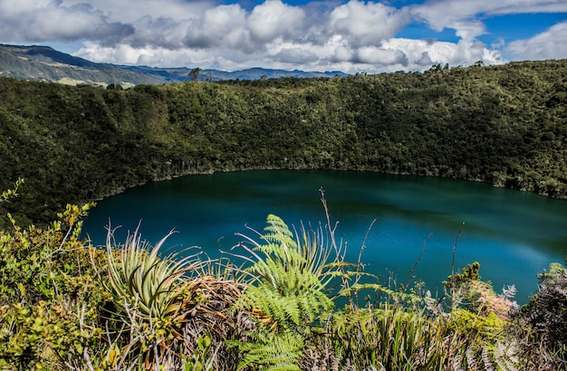 Krajobraz Laguna del Cacique Guatavita otoczony zielenią w świetle słonecznym w Kolumbii