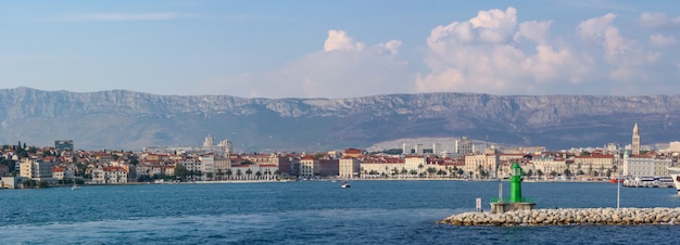 Krajobraz miasta Split otoczonego wzgórzami i morzem pod zachmurzonym niebem w Chorwacji