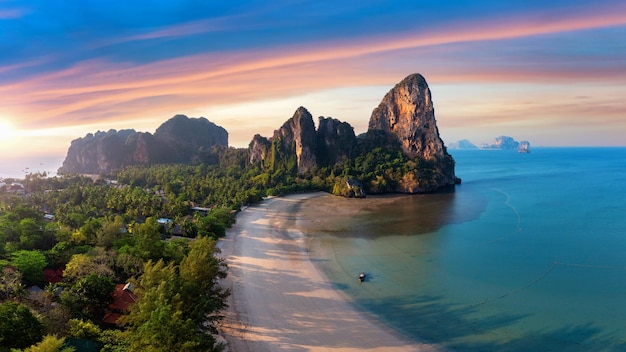 Bezpłatne zdjęcie krajobraz plaży railay o wschodzie słońca w krabi tajlandia