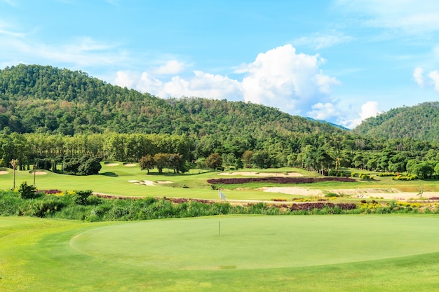 Bezpłatne zdjęcie krajobraz pola golfowego