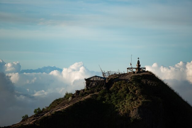 Krajobraz. Świątynia w chmurach na szczycie wulkanu Batur. Bali, Indonezja