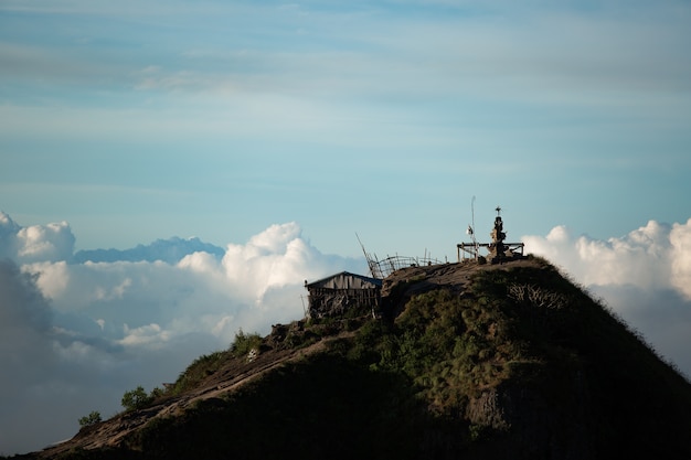 Krajobraz. Świątynia w chmurach na szczycie wulkanu Batur. Bali, Indonezja