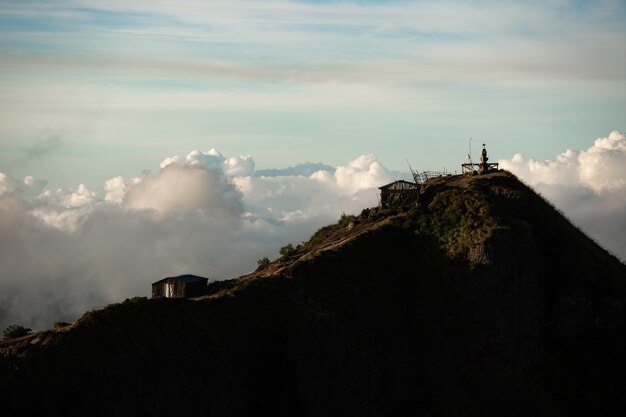 Krajobraz. Świątynia w chmurach na szczycie wulkanu Batur. Bali, Indonezja