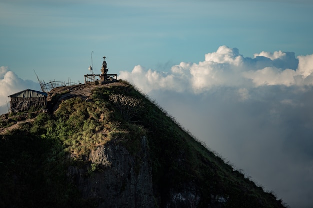 Krajobraz. Świątynia w chmurach na szczycie wulkanu Batur. Bali, Indonezja