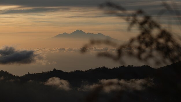 Krajobraz. Świt z widokiem na wulkan. Wulkan BATUR. Bali, Indonezja