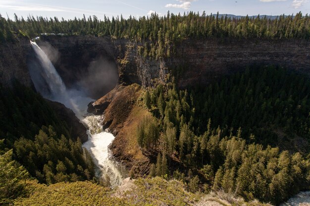 Krajobraz wodospadu Helmcken otoczony zielenią w Kanadzie