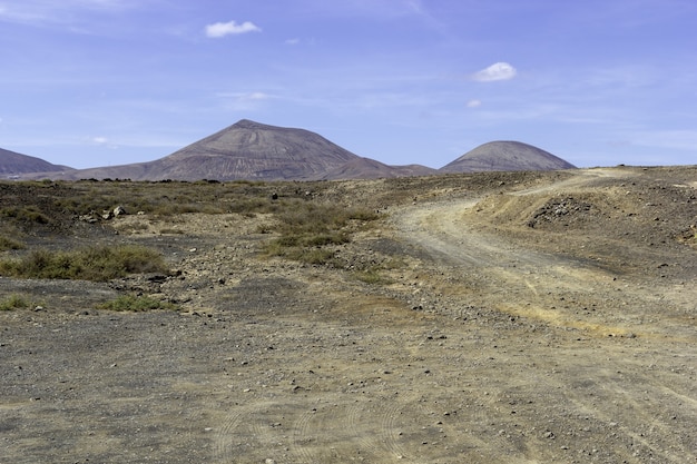 Krajobraz wzgórz pod błękitne niebo w parku narodowym Timanfaya w Hiszpanii