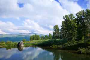 Bezpłatne zdjęcie krajobraz z jeziorami gór
