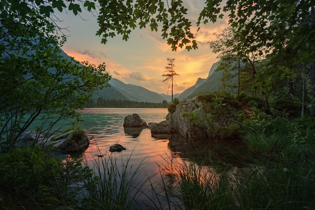Krajobraz z jeziorem i zachodem słońca