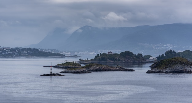 Krajobrazowy widok Akureyri, Islandia z górami w tle pod pochmurnym niebem