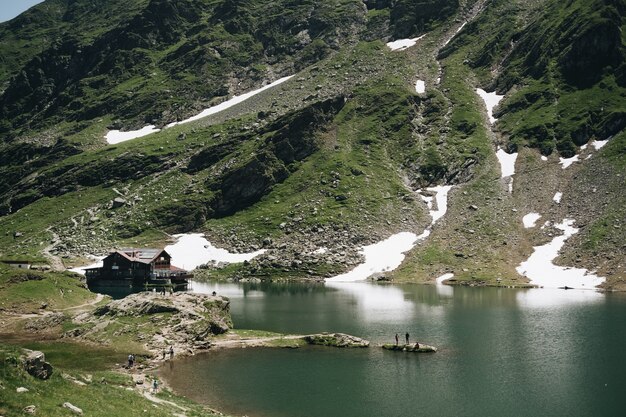Krajobrazowy widok Balea jezioro w Rumunia i Fagaras góry w lecie z śnieżnymi szczytami