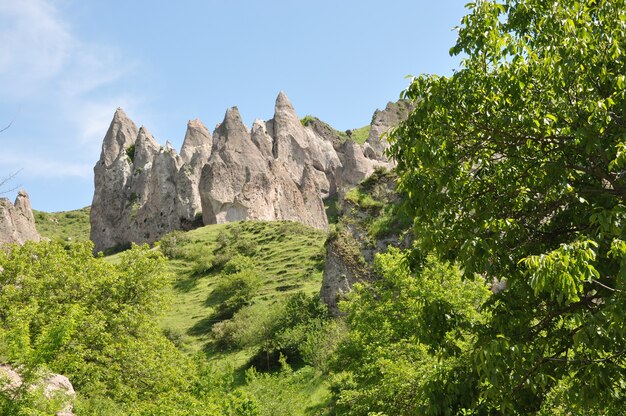 Krajobrazowy widok zielonych wzgórz