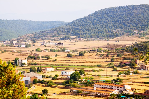 Bezpłatne zdjęcie krajobrazu wiejskiego z gospodarstw w katalonii