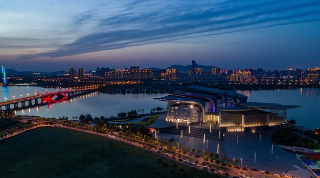 Krajobrazy i ruchy w parku przemysłowym Wuxi w nocy