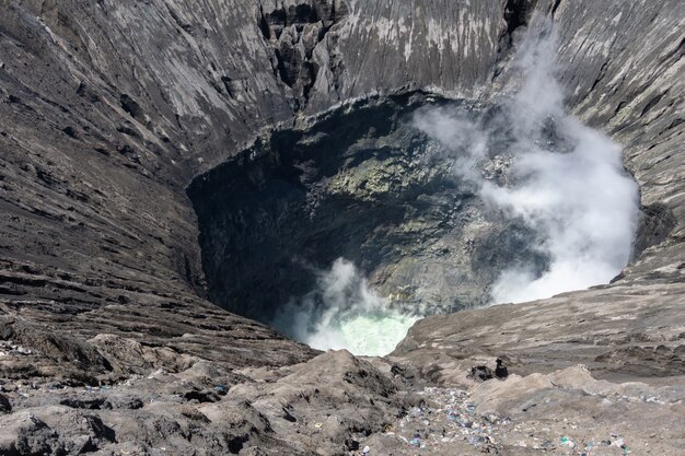 Krater wulkanu wydalający dym