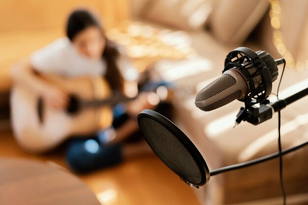 Kreatywna kobieta ćwiczy piosenkę w domu