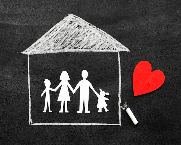 Bezpłatne zdjęcie kredowa koncepcja rodziny rysowane na tablicy z czerwonym sercem