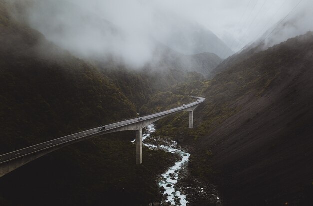 kręty most autostrady w mglistej dolinie